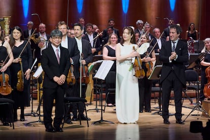 El compositor Toshio Hosokawa, junto a la violinista Akiko Suwanai, el director Fabián Panisello y los músicos de la OSE tras la interpretación de su obra ‘Génesis’, el 18 de junio en Bilbao.