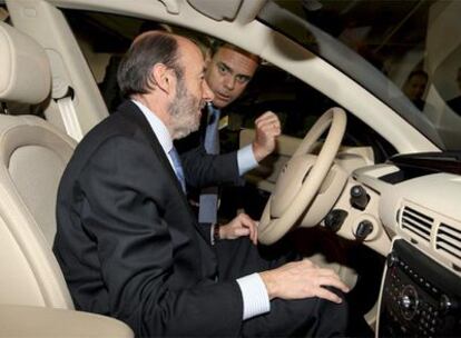 Rubalcaba, dentro de un coche, durante la inauguración hoy de la I Jornada Parlamentaria sobre Seguridad Vial.