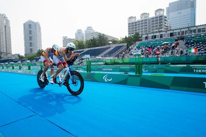 Jota García y su guía en las competiciones, Pedro Andújar, han logrado un séptimo puesto (diploma olímpico) en la prueba de triatlón masculino de los Juegos Paralímpicos Tokio 2020.