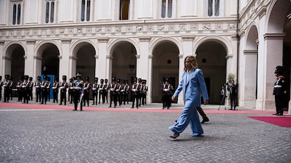 Giorgia Meloni camina en el claustro del palacio Chigi, sede de la presidencia del Gobierno italiano, para recibir al presidente finlandés, el pasado 4 de julio.