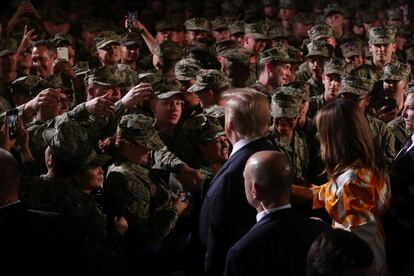 Donald Trump saluda a intregrantes de la tropa naval estadounidense en una base militar al sur de Tokio este martes.