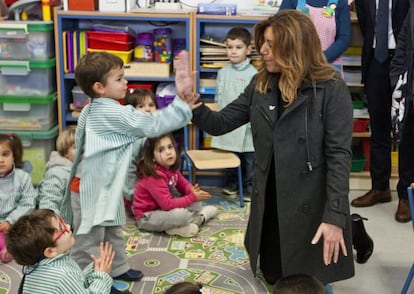 Susana D&iacute;az, ayer, en un colegio de Jerez.