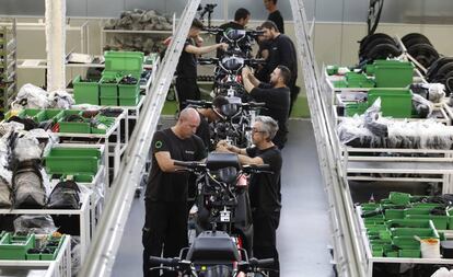 Línea de producción de la fábrica de motos eléctricas Silence en Molins de Rei (Barcelona).