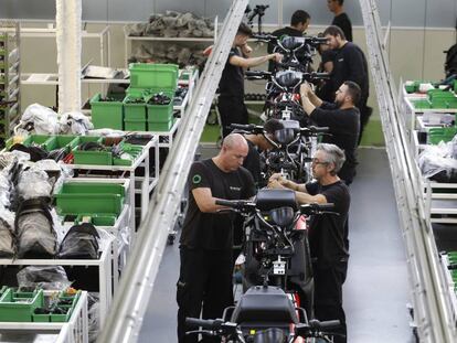 Línea de producción de la fábrica de motos eléctricas Silence en Molins de Rei (Barcelona).