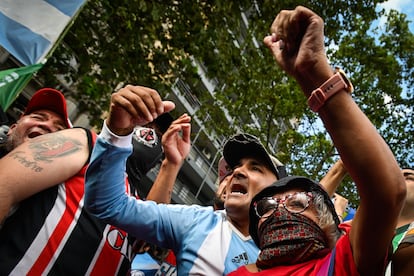 Organizacje społeczne, gildie, fani różnych klubów piłkarskich i różnych grup społecznych maszerują w pobliżu Kongresu Narodowego, w obronie emerytów. Buenos Aires, 12 marca 2025 r.