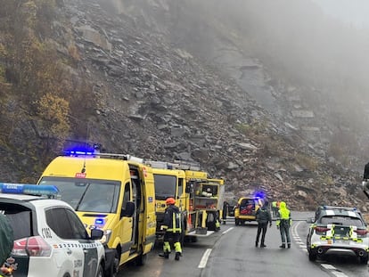 Cortada la AP-66 entre León y Asturias por un desprendimiento de tierra y piedras.
REMITIDA / HANDOUT por PROTECCIÓN CIVIL VALLADOLID
Fotografía remitida a medios de comunicación exclusivamente para ilustrar la noticia a la que hace referencia la imagen, y citando la procedencia de la imagen en la firma
10/11/2024