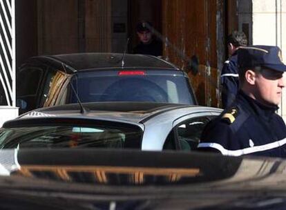 Jérôme Kerviel llega en coche al juzgado donde el Tribunal de Apelación decretó su prisión preventiva.