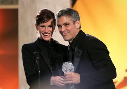 Los actores Julia Roberts y George Clooney, durante los Annual Critics' Choice Awards celebrados en Santa Monica (California), en enero de 2006.