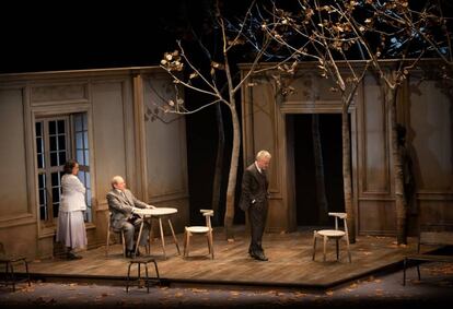 Malena Gutiérrez (la mujer de Niels Bohr), Emilio Gutiérrez Caba (Bohr) y Carlos Hipólito (Heisenberg), en 'Copenhague', de Michael Frayn, dirigida por Claudio Tolcachir.