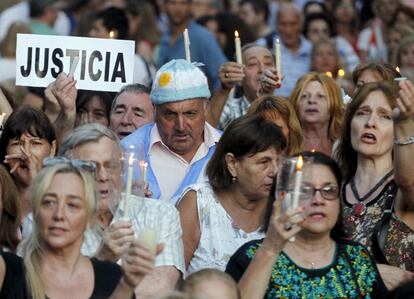 Los manifestantes sostienen velas durante una vigilia en conmemoración del primer aniversario de la muerte del fiscal Alberto Nisman en Buenos Aires.