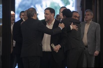 Quim Torra y Oriol Junqueras se abrazan en el Parlament, donde los políticos presos acudieron por la comisión de investigación sobre el 155.
