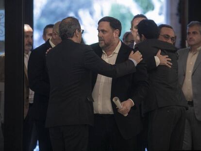 EL 'president' Quim Torra (izq.) abraza al líder de ERC, Oriol Junqueras, en el Parlament, en una imagen de archivo