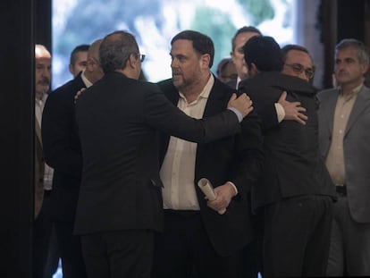 Quim Torra y Oriol Junqueras se abrazan en el Parlament, donde los políticos presos acudieron por la comisión de investigación sobre el 155.