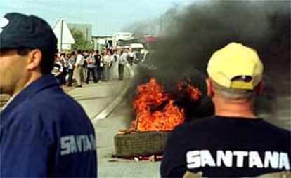 Trabajadores de Santana cortaron ayer la N-IV en Guarromán (Jaén) tras conocer la presentación del expediente de despidos.