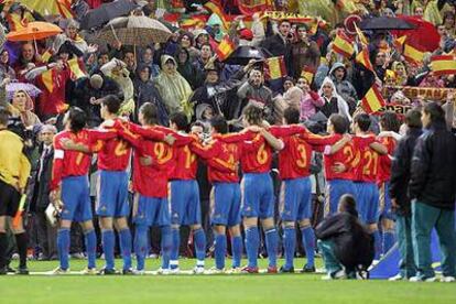 Los jugadores de la selección escuchan abrazados el himno nacional en los prolegómenos del España-Eslovaquia del pasado sábado en el estadio Calderón.