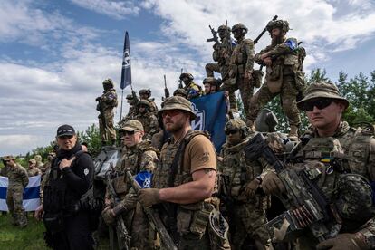 Miembros del Cuerpo de Voluntarios Rusos, cerca de la frontera con Rusia, el miércoles.