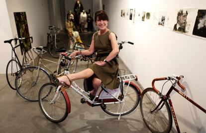 La galerista Blanca Soto encuentra en las bicis antiguas una expresión del arte en sí misma. Por eso se ha lanzado a ofrecer su espacio para organizar un mercadillo de bicis antiguas. Se van a vender veinte ejemplares traídos de varios lugares de España.