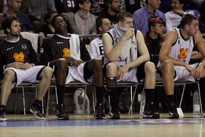 Jugadores del Uxue Bilbao Basket, al término del tercer y último partido de la serie en Barcelona.