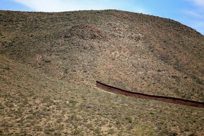 Una brecha en la cerca de la frontera entre Estados Unidos y México es vista en la zona de Jacumba, California (EE.UU).