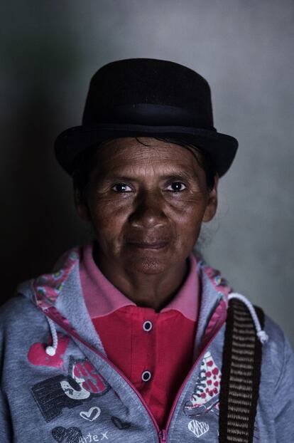 Irmacelina Quebrada, 52 años, cinco hijos. Uno, el mayor, muerto, cuenta. "Se unió a la guerrilla, con 18 años, se fue por una chica, murió en un combate". Tres años hace. "Yo cogí este camino con estas señoras y me ha ido bien. Me gusta coser, la paso bien. A mi marido le hice muestras del trabajo y él ya hace parte". Muchas mujeres mayores son artesanas excelentes. Hasta ahora su único camino era vender sus creaciones a intermediarios que se quedaban con la mayoría del beneficio. Con este proyecto ya no es así: el 70% es para ellas. "Se tardan unos cinco días en terminar una mochila", cuenta.