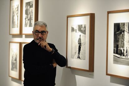 El fotógrafo César Lucas, ayer ante varias de sus obras recogidas en la retrospectiva que muestra Periscopio en Vitoria.
