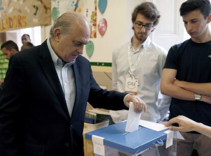  El ministro del Interior, Jorge Fernández Díaz, ha ejercido su derecho al voto en la Escola Augusta de Barcelona.