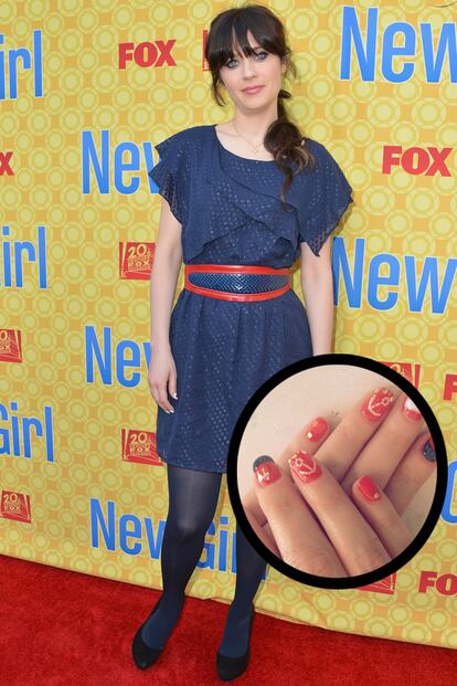 La actriz Zooey Deschanel acompasa su aire naïf con una manicura muy navy.