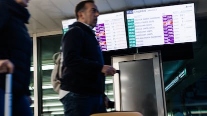 Más de 10.000 viajeros y decenas de trenes afectados por un robo de cable en la línea de AVE Madrid-Sevilla
