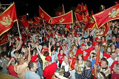 Un grupo de montenegrinos celebran en Podgorica la victoria del 'sí' a la independecia respecto a Serbia