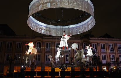 Artistas presentan la obra ‘Pedaleando al cielo’ de la compañía belga Theater Tol, durante la inauguración del Festival de Artes Vivas de Bogotá, en la Plaza de Bolívar, el 4 de octubre de 2024.