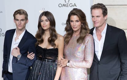 Cindy Crawford con su marido Rande Gerber y sus dos hijos, Presley y Kaia, en el photocall de Omega durante la última Semana de la moda en París.