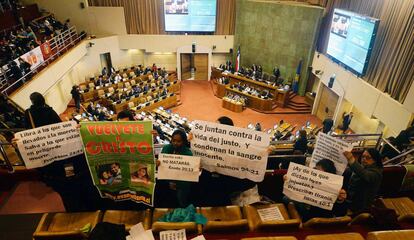 Manifestantes antiabortistas, ayer en el Congreso chileno. 