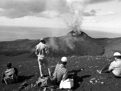 Varias personas observan la erupción del volcán Teneguía, próximo a la localidad de Fuencaliente (La Palma), en 1971.