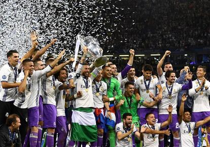 Los jugadores del Real Madrid celebran el triunfo en la final de la Champions League tras ganar a la Juventus en Cardiff, el 4 de junio de 2017.