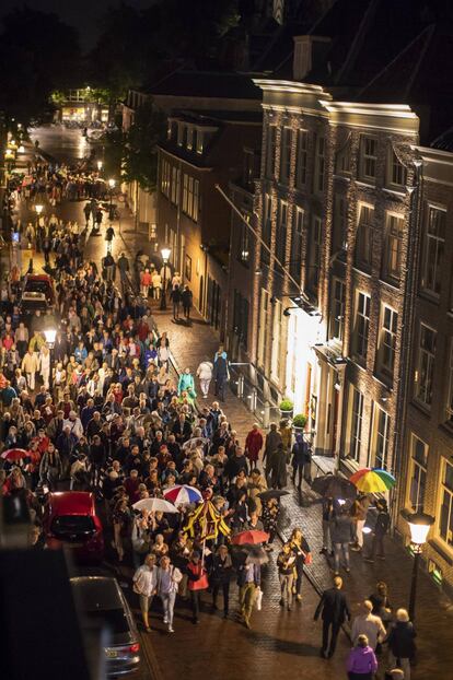 El público del Festival de Utrecht se desplaza de una iglesia a otra en la jornada inaugural.