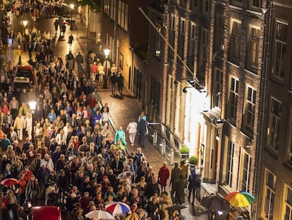 El público del Festival de Utrecht se desplaza de una iglesia a otra en la jornada inaugural.