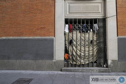 Serie de diez imágenes de personas sin hogar que duermen en la calle, contextualizadas en comercios o rincones diferentes de la ciudad. Suite "Palacio de la Música". Calle Gran Vía, 35 (Madrid).