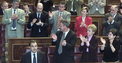 5 de marzo de 2003. El secretario general del PSOE, José Luis Rodríguez Zapatero (sentado), recibe los aplausos de los diputados socialistas puestos en pie, durante el pleno del Congreso celebrado para debatir sobre la posible guerra en Irak.