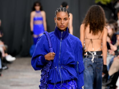 A la reconquista del más rotundo azul Klein: David Koma