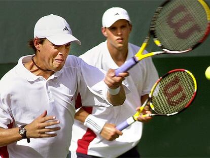 Bob (en primer plano) y Mike Bryan, durante las semifinales contra los bielorrusos Max Mirnyi y Vladímir Voltchkov.