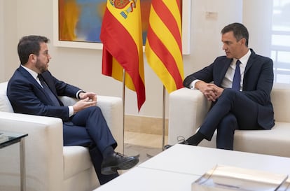 El presidente del Gobierno, Pedro Sánchez (derecha), y el de la Generalitat, Pere Aragonès, reunidos en La Moncloa en julio de 2022.