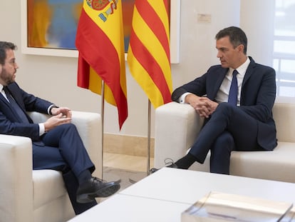 El presidente del Gobierno, Pedro Sánchez (derecha), y el de la Generalitat, Pere Aragonès, reunidos en La Moncloa en julio de 2022.