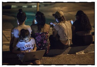 Grupo de chicas en La Habana conectándose a Internet.