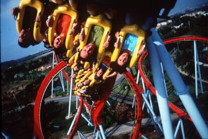 La montaña rusa Dragon Khan es la gran estrella de Port Aventura. Se vislumbra desde varios kilómetros de distancia.