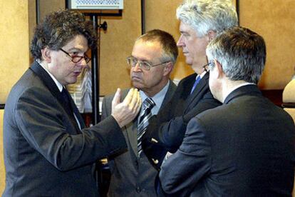 Thierry Breton (izquierda) habla con los representantes alemanes en la reunión del Ecofin.