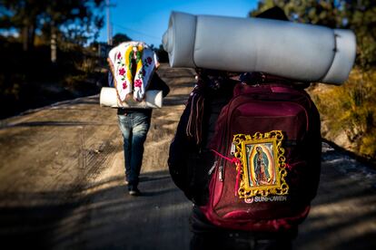 Un grupo de peregrinos camina a través del Parque Nacional Izta-Popo en el Estado de Puebla.