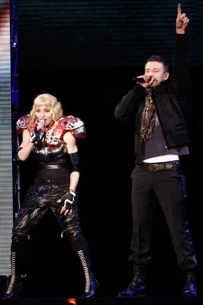 Madonna es una artista que siempre ha sabido rodearse de los mejores. En 2008, para Hard Candy, contó con Justin Timberlake con quien cantó la canción 4 Minutes. No es que Timberlake sea el mejor artista del mundo pero sí es lo suficientemente guapo y famoso como para atraer a una parte del público que normalmente no se compraría sus discos.