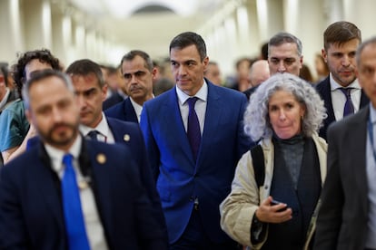 Pedro Sánchez (centro), tras la votación en el pleno del Congreso, reunido excepcionalmente en el Senado, este miércoles.