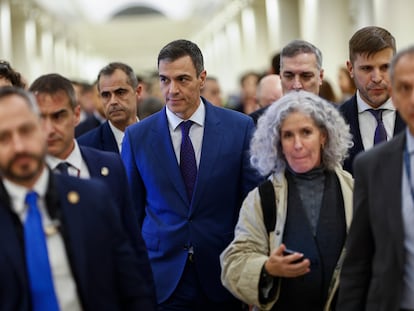 Pedro Sánchez (centro), tras la votación en el pleno del Congreso, reunido excepcionalmente en el Senado, este miércoles.