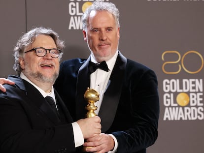 Guillermo del Toro y Mark Gustafson con su premio a Mejor Película Animada, en la ceremonia de los Globos de Oro, este martes.